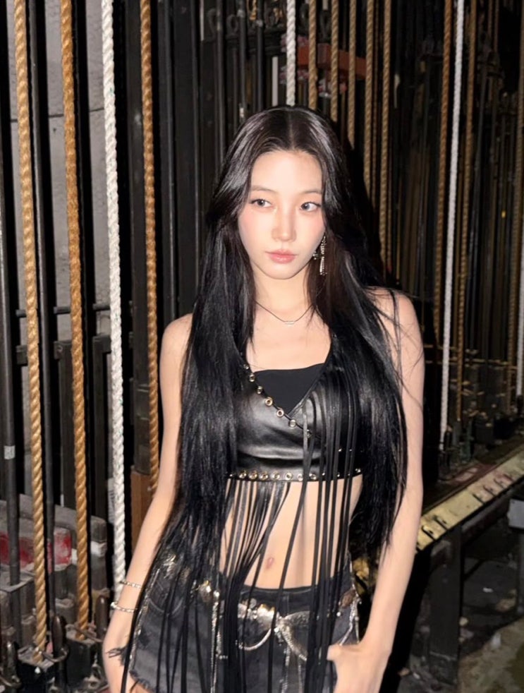 카즈하 가죽 핫팬츠 스타일, 무대 뒤에서도 완성된 비율이 눈에...