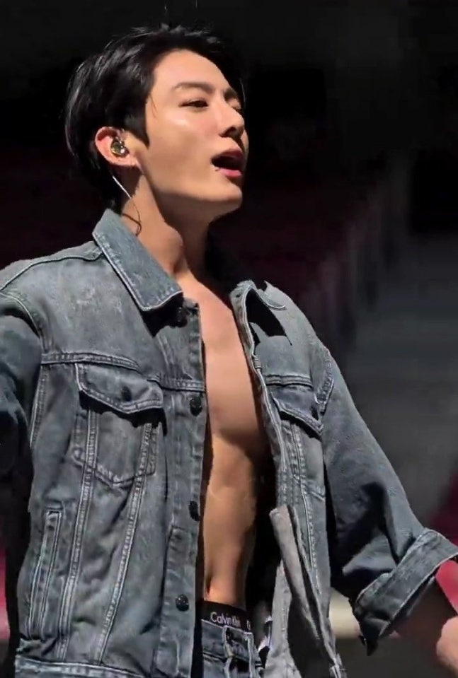 정국 마드리드 명품 복근 팬서비스 유럽 홀린 독보적인 피지컬