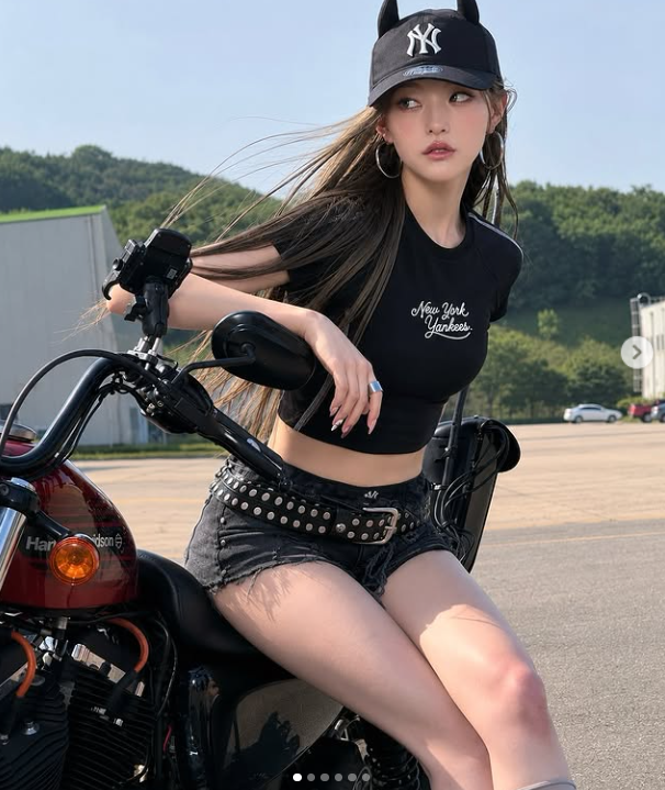 키오라 하늘, 바이크 위 아찔한 핫팬츠 자태…바지 단추 한 개...