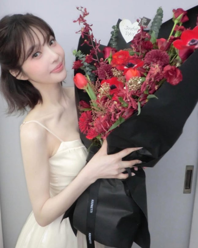 베이지 원피스부터 크롭탑까지, 조이가 선보인 사랑스러운 반전...