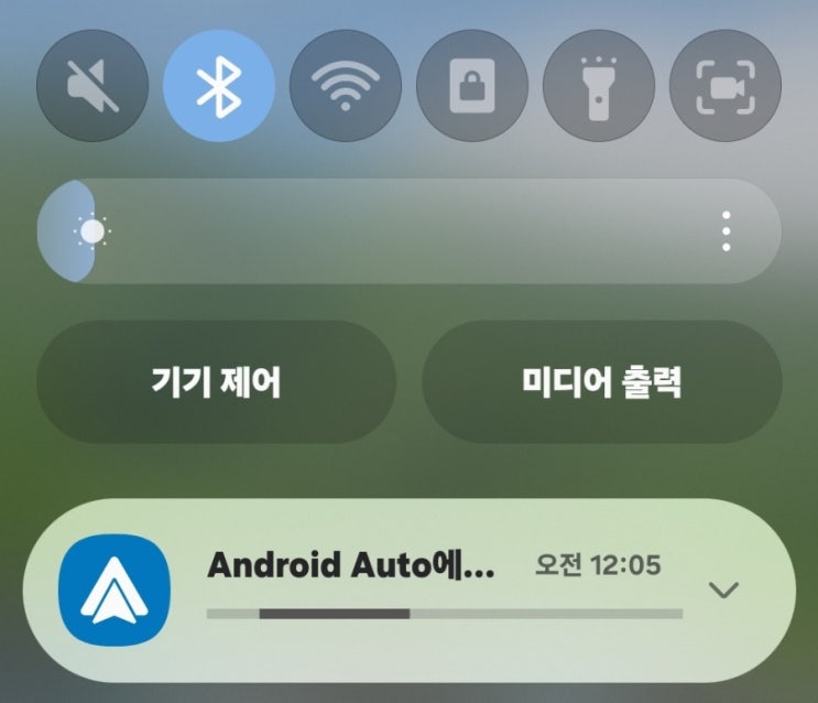 안드로이드 오토...블루투스로 핸드폰과 자동차를연결하면안드로이드 오토(Android Auto)가연결되죠.안드로이드 오토(Android Autu) 다양한 기능이 있는안드로이드 오토는 핸드폰의 화면을 디스플레이에연결해 주거나 일부 앱들을 사용해서 운전 중 음성 인식으로 편리하게 사용할 수 있도록 해줍니다. 네비 앱을 사용해서 화면에 공유해 주거나 유튜브 같은 시청을...