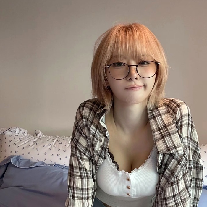 이미지 노선 바꿨나? 섹시너드미 폭발했다는 최근자 사쿠라 패션