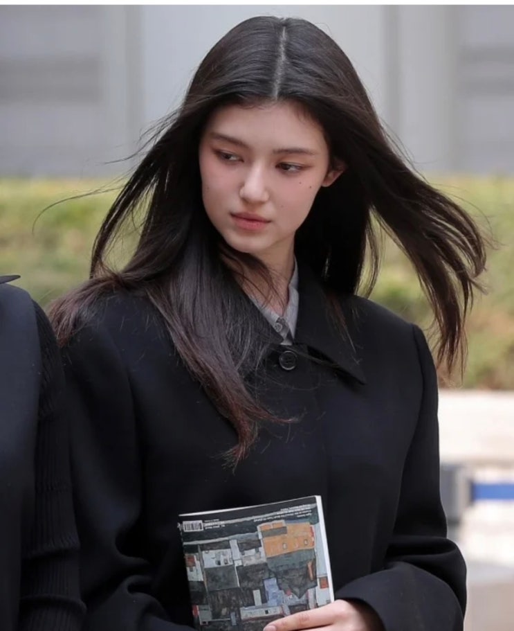 뉴진스 다니엘 멤버들 저격 머리채 씁쓸, "다 같이 위반 불구...