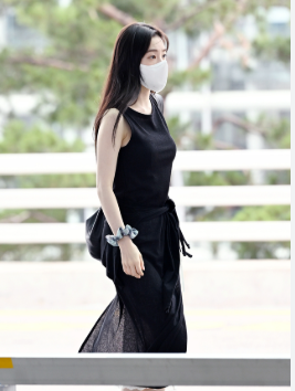 아이린, 인천공항 그 순간 포착…"낮은 굽인데 다리가 왜 이래...