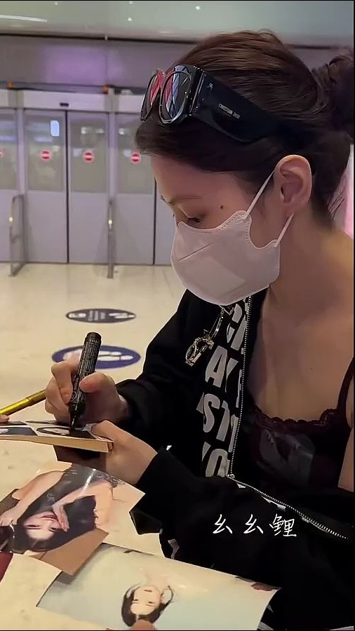 한소희 사복 패션 / 한소희 슬리브리스 / 로타입