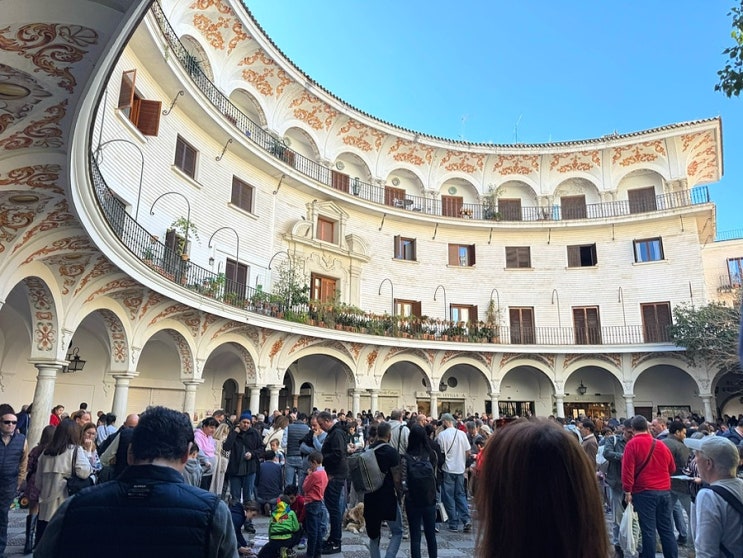 세비야 성당 주변에서 일요일 벼룩시장 Plaza del Cabildo