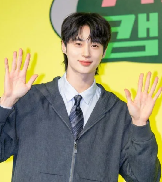 변우석 팬미팅 오열 눈물 바다! "진짜 왜 이러는데" 다리 때리며...