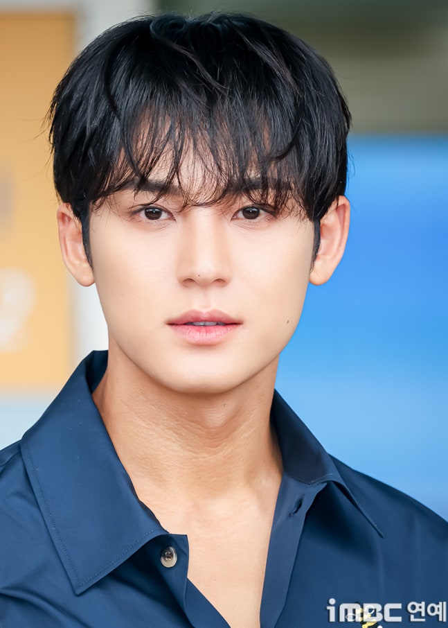 인간 디올'의 귀환! 세븐틴 민규 파리 오뜨 꾸뛰르 쇼 출국...