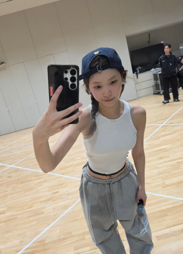 난 요즘 김채원한테 눈길이 가… 민소매 나시 & 얼킨 스웻팬츠...