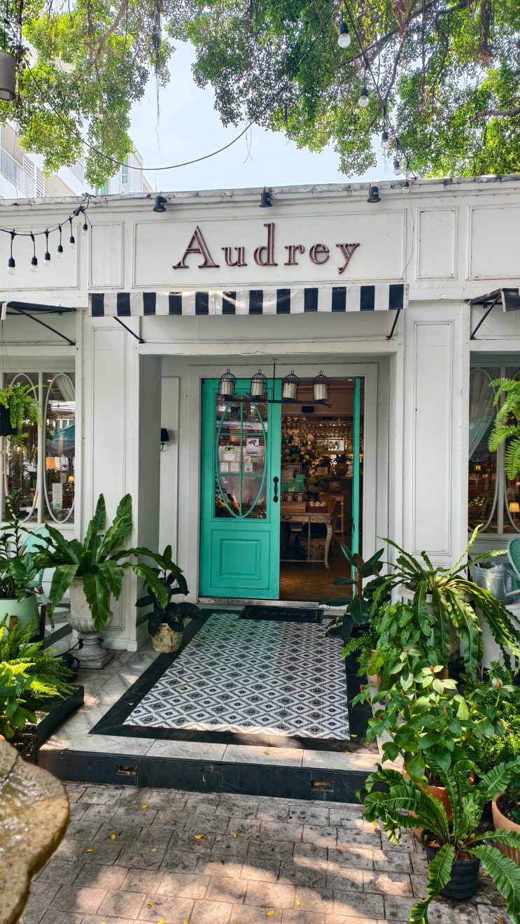 Audrey Cafe & Bistro 방콕 통로지역 맛집 후기