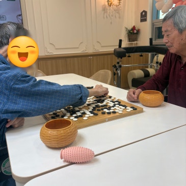 어르신들의 진지한 한 수 저희 요양원의 오후 풍경입니다