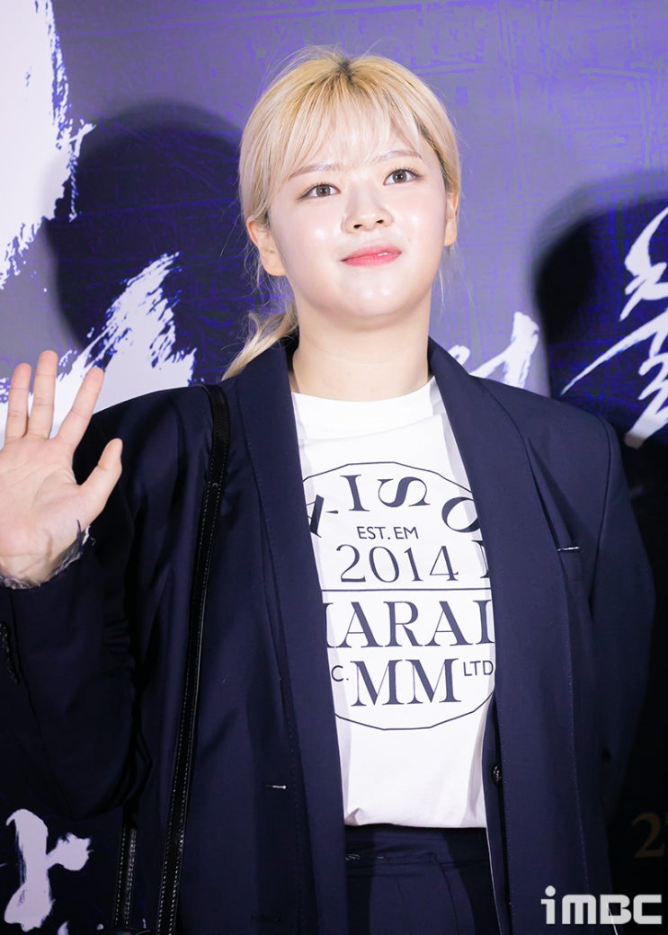 트와이스 정연, 리즈 경신한 청바지 핏과 건강미 화제