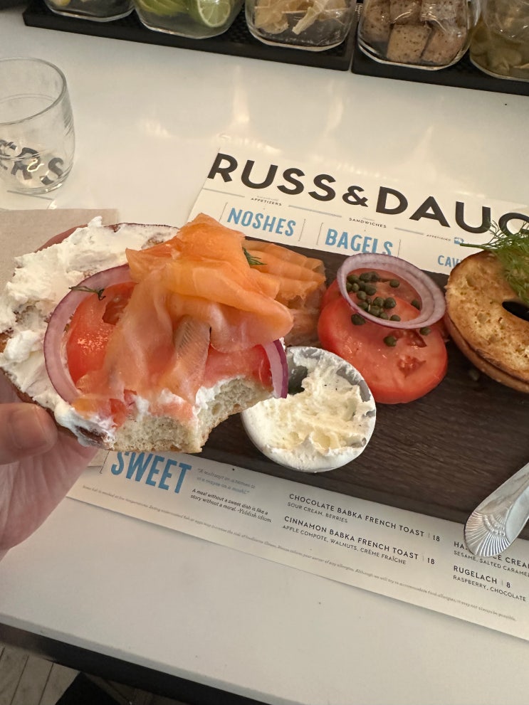 뉴욕 일상. Russ & Daughters Cafe. 러스앤도터스 베이글. 뉴욕 훈제연어 ....