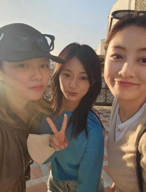 '20년 JYP 둥지' 떠나나... 트와이스 지효 이적설에 팬들 발칵...