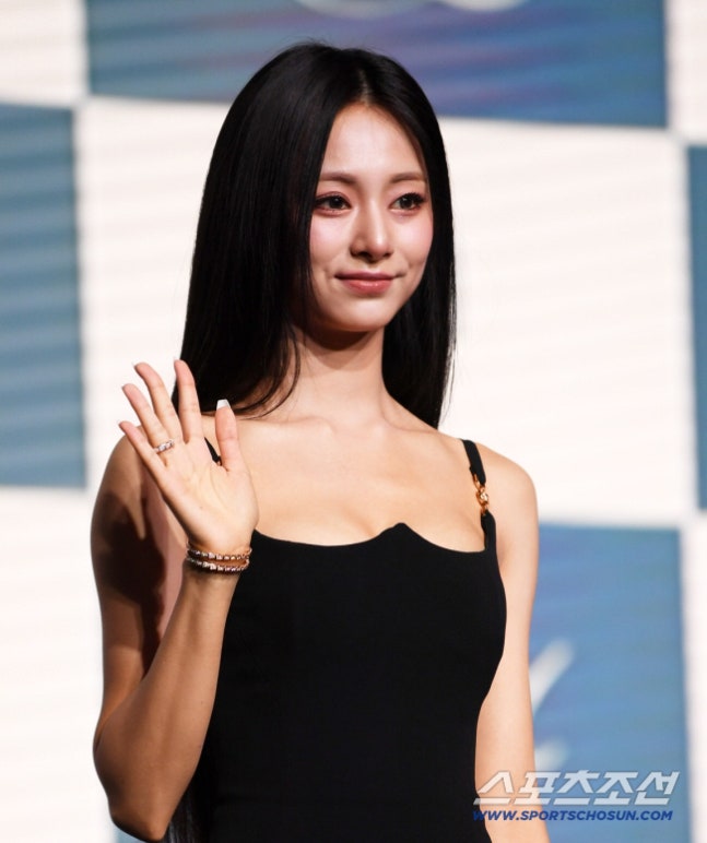 "새 출발 준비?" 쯔위 부모, 엔터사 설립 독립설 재계약과 함께...