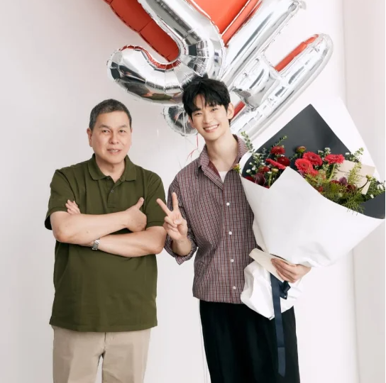 "가족과 재회" 김수현, 복귀에 환대받았다…꽃다발 안고 미소...