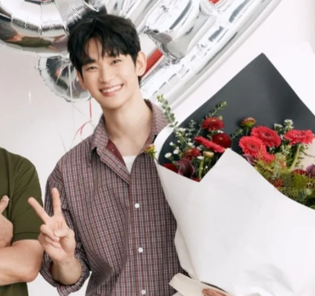 김수현 1년 4개월 만에 복귀, 필리핀 브랜드 화보 속 수척해진...