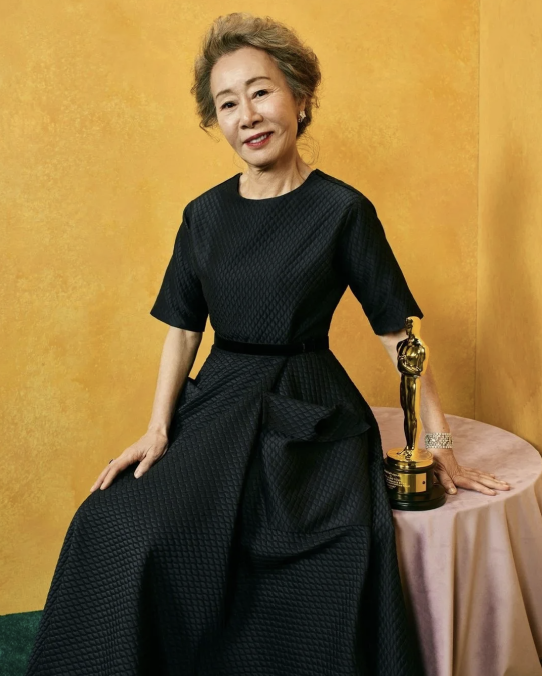 윤여정, 오스카 이어 에미상도 품을까? ‘성난 사람들’ 시즌2...