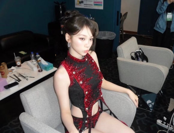“귀여운 단발은 어디로?” 파격적인 언더붑 가터벨트 룩으로...