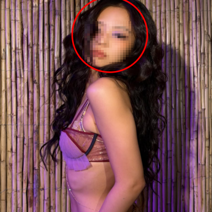 "가릴 곳만 겨우 가린 초미니 브라톱 입고 여신 핏 자랑한...