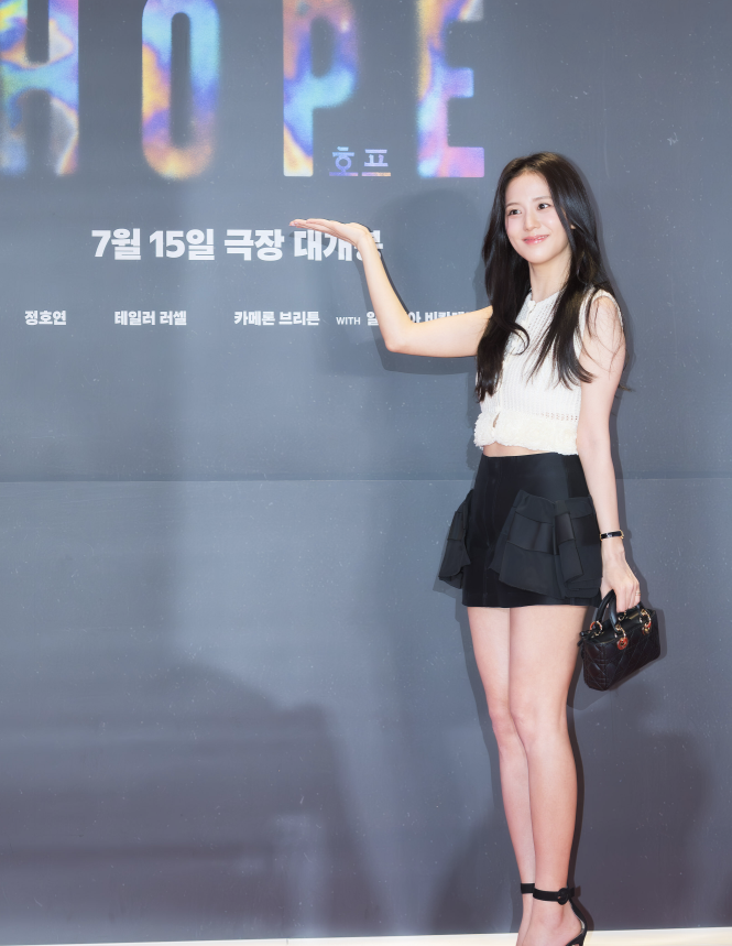 정호연 찐친 총출동! 영화 호프 시사회 속 혜리·지수·로제 착용...