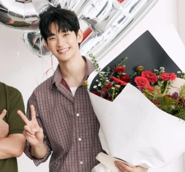 수척해진 김수현, 1년 4개월 만에 포착된 환한 미소..본격 활동...