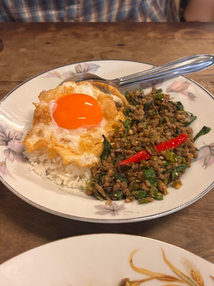치앙마이 올드타운 팟카파오무쌉(내 맘속 1등) 맛집 Kaprao Nueanuea Chang....