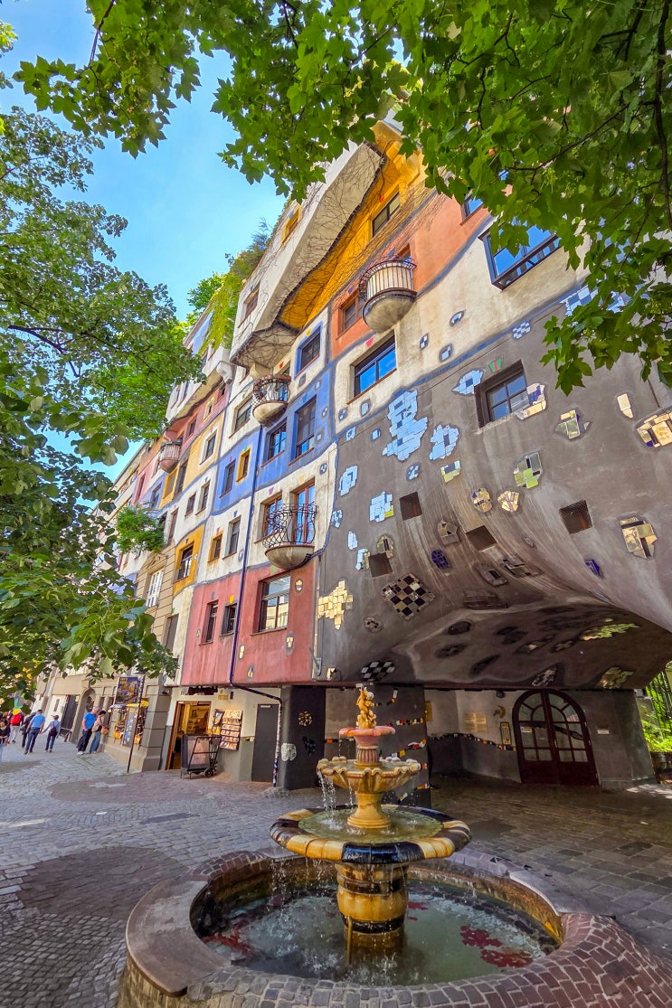 직선보다 자연을 닮은 집, 훈데르트바서하우스(Hundertwasserhaus)