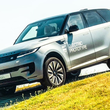 "벤츠·BMW랑 다르다" 531km 달리는 레인지로버 스포츠 전기차 출시 임박!