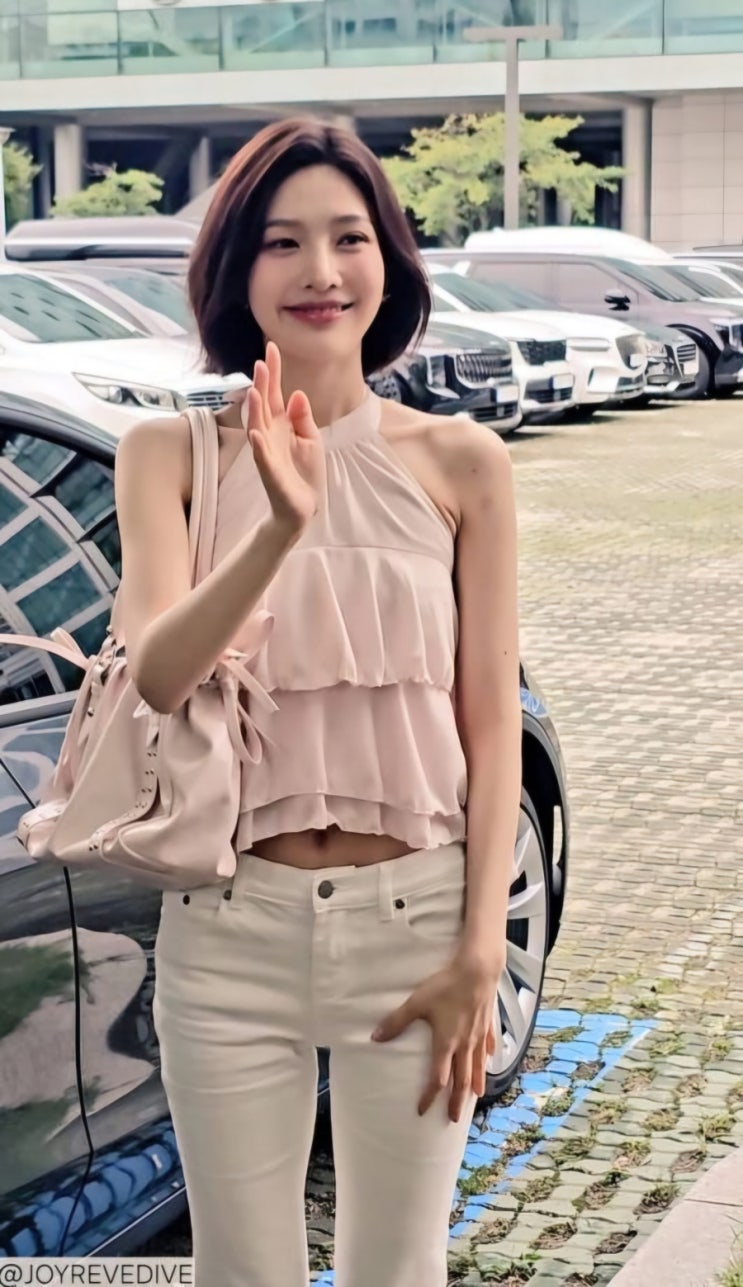레드벨벳 조이, 홀터넥 크롭톱 패션 공개…새 미니앨범 앞두고...