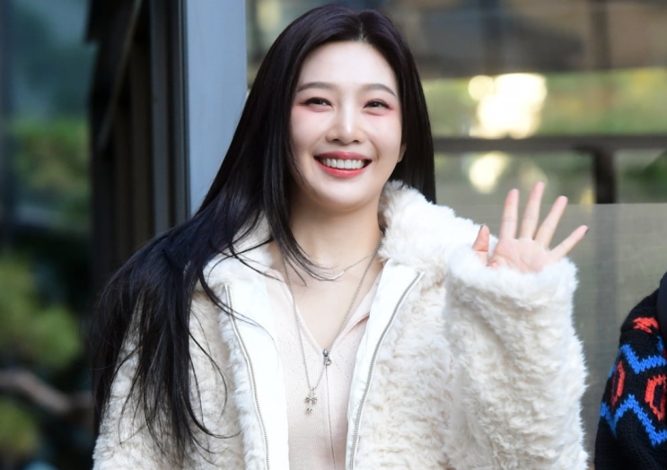"워너비 슬림핏" 레드벨벳 조이, 크롭톱에 드러난 한 줌 허리...