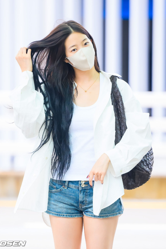 르세라핌 카즈하 공항패션, 화이트 셔츠 하나로 완성한 꾸안꾸...