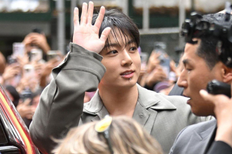 BTS 정국, 파리서 포착…식사 후 등장에 팬들 몰려 “손인사로...
