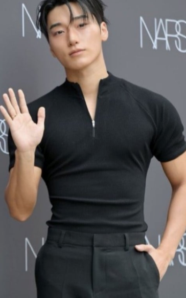 "터질 듯한 가슴근육"…ATEEZ 최산, 블랙 티셔츠 하나로 시선...