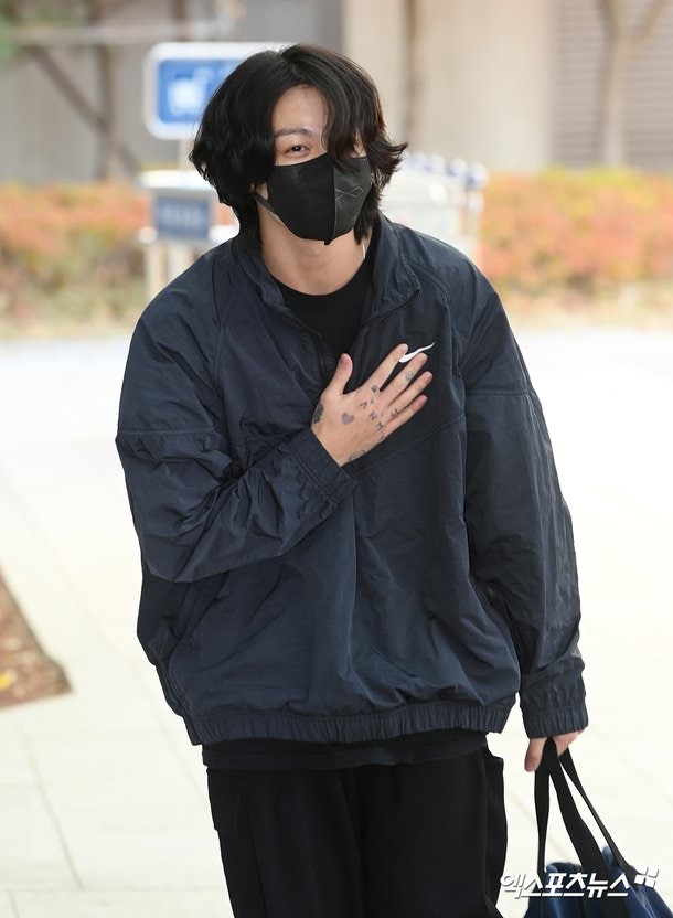 BTS 정국, 파리 팬들에게 손인사, 식사 후 편안한 차림으로 등장