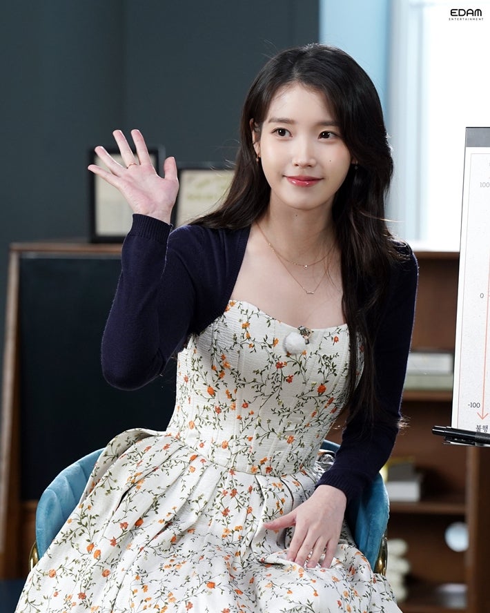 아이유, 귀 건강 악화로 9월 콘서트 연기…“밤낮으로 증상...