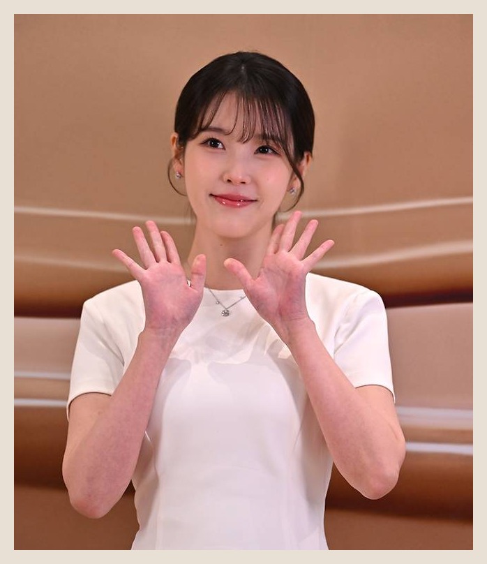 아이유, 겹악재에 콘서트까지 연기…힘겨운 여름 보내는 중
