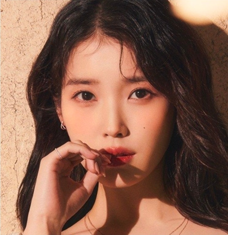 아이유, 이관개방증으로 활동 중단 컴백 지연.. 건강 악화 고양...