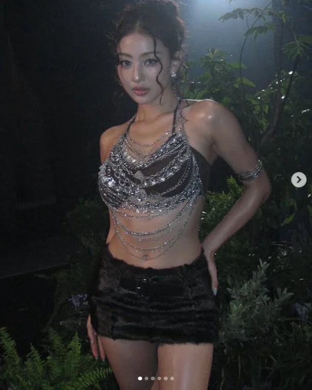 지효가 '실버 체인 홀터넥'을 입은 진짜 이유…이 사진 한 장이...