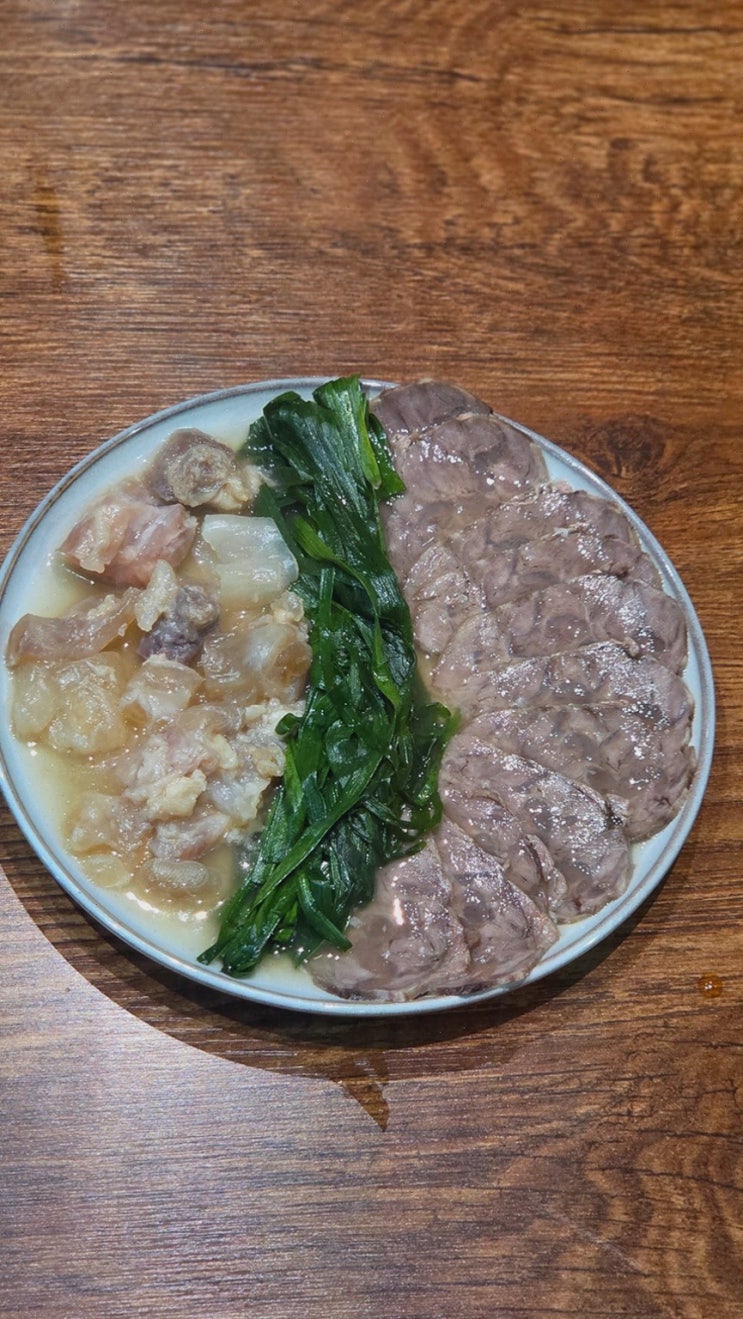 [맛집리뷰] 신당역 맛집 팔팔너구리해장 신당본점, 육회·수육 감동