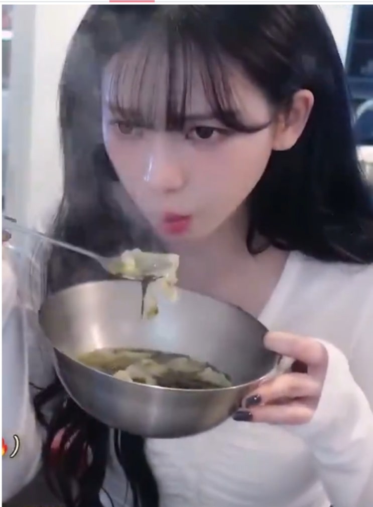 앗~ 뜨거 뜨거! ㅋㅋㅋㅋ 먹는 모습도 예쁜  묵직한 에스파...