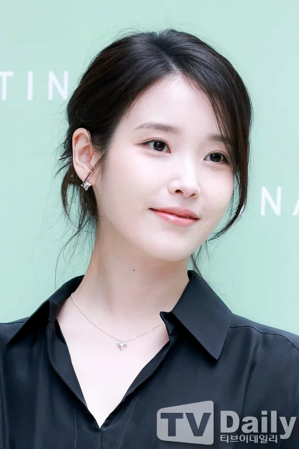 아이유, 이관개방증으로 컴백 지연 속 빛나는 진심과 깊은 사랑