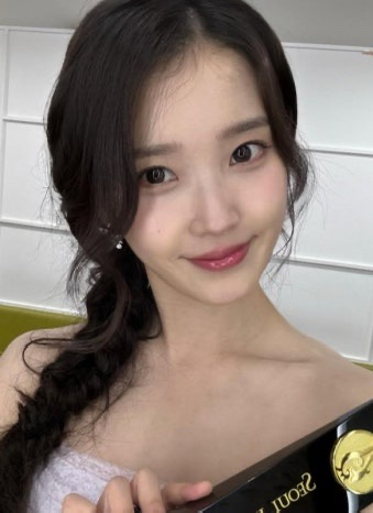 “공연이 너무 하고 싶다”…아이유, 결국 컴백 미룬 안타까운...