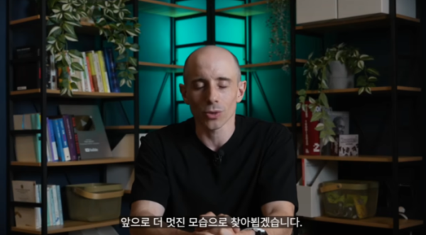 타일러 유튜브 종료 외압설 무성, 하루 만에 전한 근황은 '한글과자'