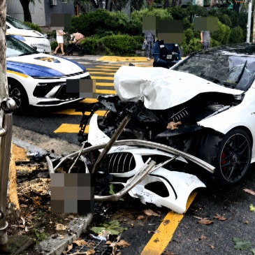 "등굣길 초등학교 앞 가로수 돌진"... 19세 벤츠 운전자 사망