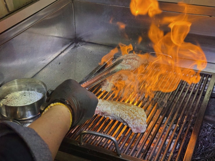 은평구맛집리뷰순, 옥탑방에서 짚불향·미나리 산더미로 속이 시원했죠
