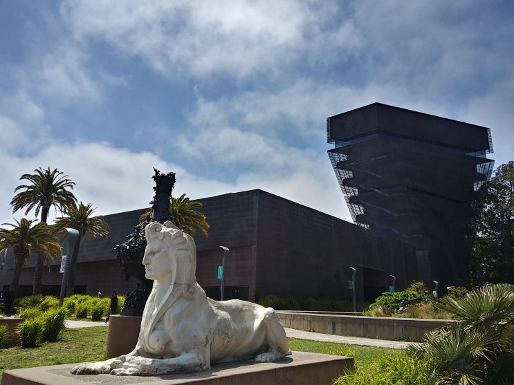 공원 속으로 스며든 동판의 변주, 드영 미술관(de Young Museum)_헤르조....
