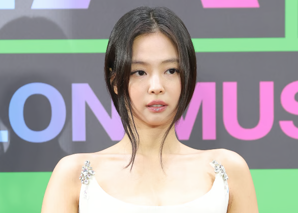 제니 발등 천사 타투 포착, "발등이 더 아프다던데" 반응 이어진 이유