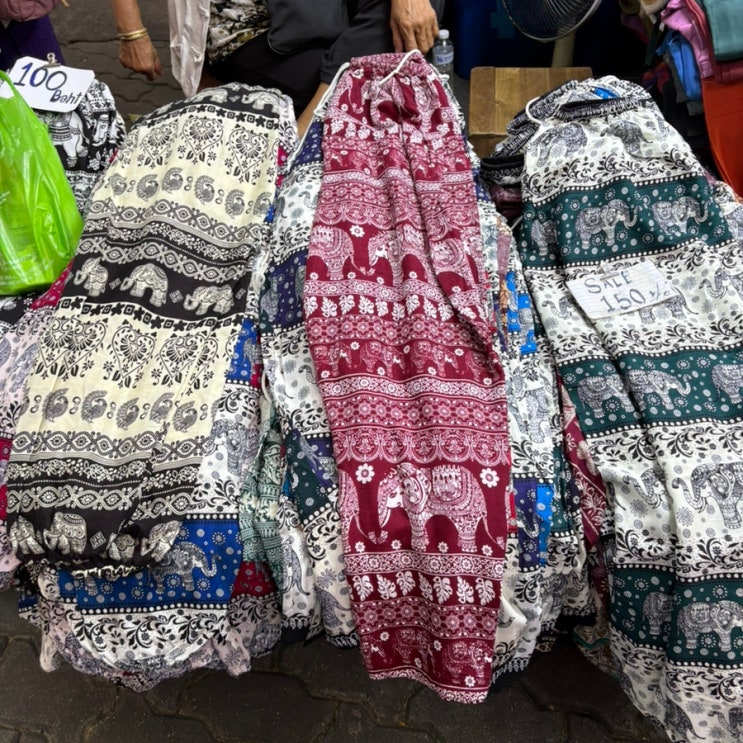 치앙마이 대표 야시장 올드타운 선데이마켓 일요일 저녁에만 볼 수 ....