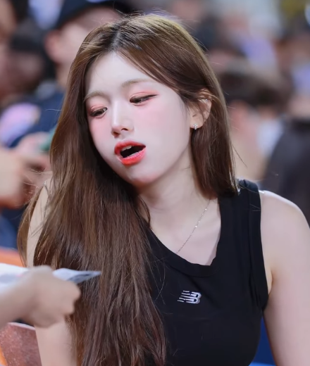 20세 맞아?...잠실 마이크 잡은 kt 막내 치어리더 '김민지 프로필'